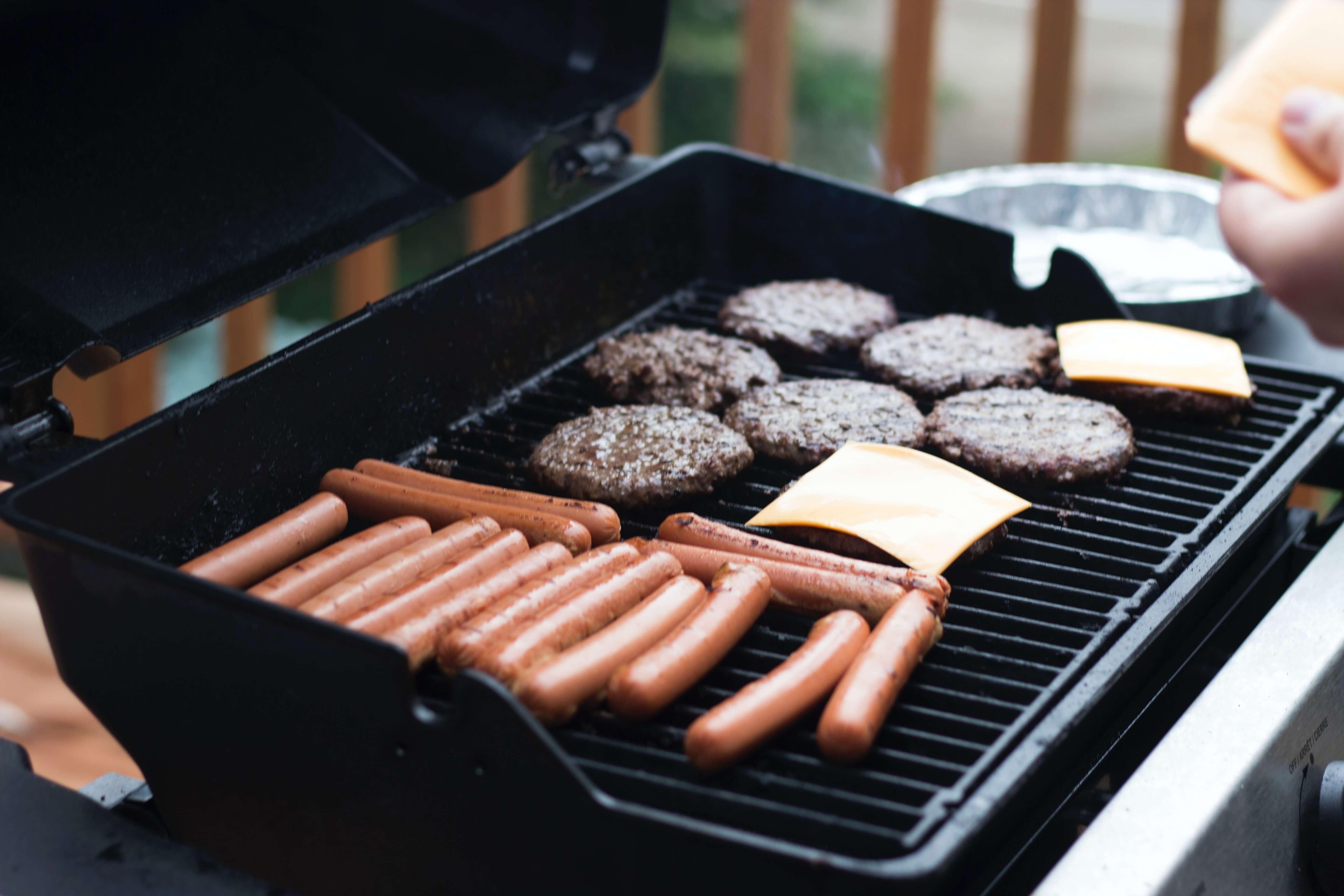 grilling-burgers-and-sausages-florida-milk