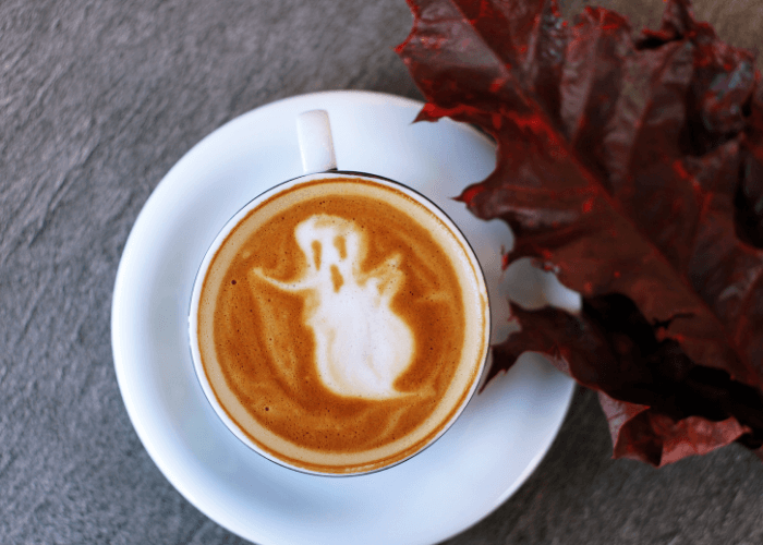 milk-latte-with-ghost-halloween