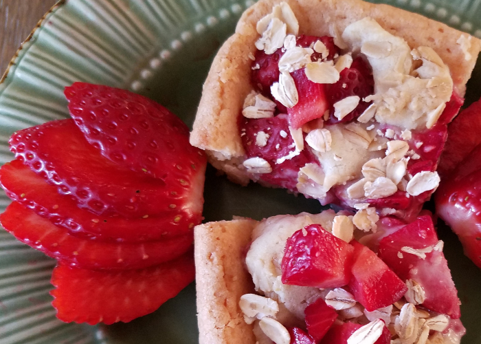 Fresh Strawberries and Cream Cheese Bars